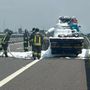 Carro attrezzi prende fuoco sul raccordo Torino-Pinerolo: l'intervento dei pompieri