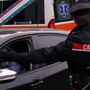 Napoli, accoltella la moglie e si barrica in casa con i figli: arrestato