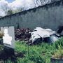 Porte: “Le coperture delle bare estumulate sono abbandonate contro il muro del cimitero”
