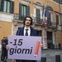 Fabio Rotondo durante la campagna per il voto fuori sede