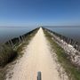 Pedalando sospesi tra cielo e laguna: Sosso alla scoperta dell’Argine degli Angeli Pedalando sospesi tra cielo e laguna: Sosso alla scoperta dell’Argine degli Angeli