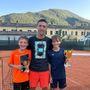 Alessandro Riba con due giovani tennisti Alessandro Riba con due giovani tennisti