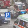 Tragedia a Piscina: donna si lancia in strada e perde la vita