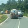 Autobus privato finisce fuori strada e resta bloccato a Candiolo