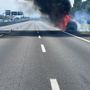 Auto in fiamme lungo la tangenziale di Torino