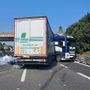 Grosso camion si intraversa: traffico in tilt sul raccordo Torino-Pinerolo Grosso camion si intraversa: traffico in tilt sul raccordo Torino-Pinerolo