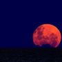 Eclissi totale in Italia, stasera attesa la 'luna rossa'