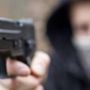 Entra in farmacia armato di pistola: momenti di paura a Nichelino (foto d'archivio)