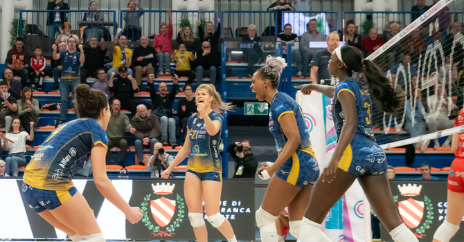 Le monvisine festeggiano (foto di Christian Bosio) Le monvisine festeggiano (foto di Christian Bosio)