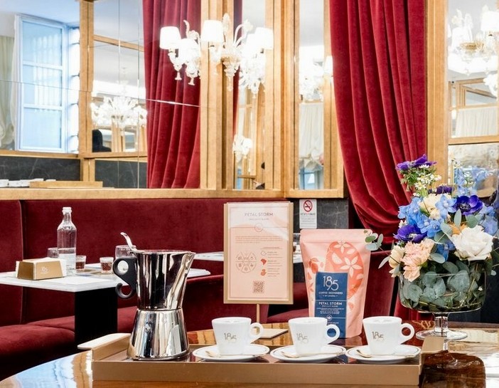 Sinatra-Lavazza: se il caffè d'essai si beve in profumeria