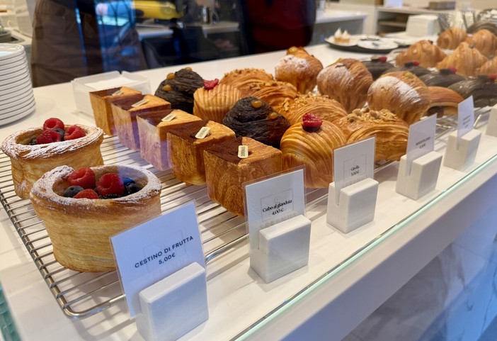 Il taglio contemporaneo della pasticceria Serenus, aperta a Centallo dalla giovane pastry chef Zana Zefi