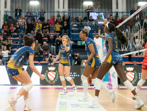 Le monvisine festeggiano (foto di Christian Bosio)