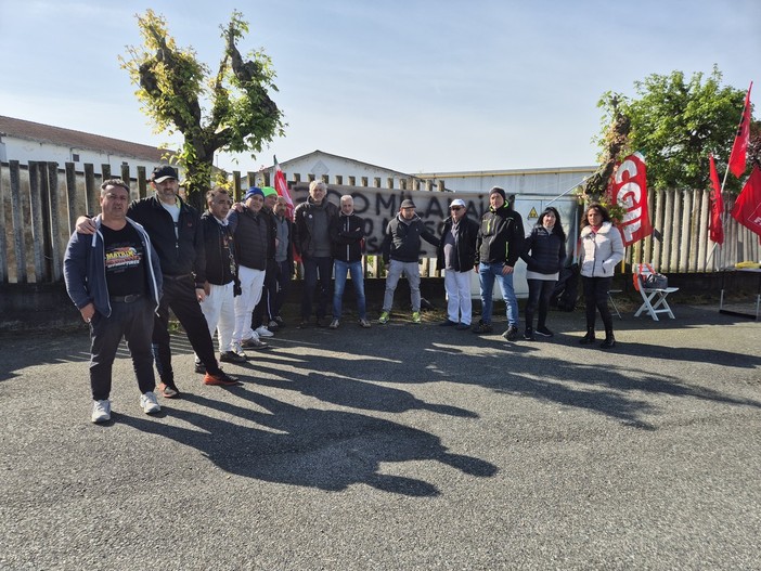 Lo sciopero di fronte ai cancelli