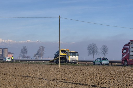 Sbanda per il fondo scivoloso e finisce contro il guard rail