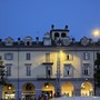 Donna sale sul tetto e minaccia di buttarsi giù Donna sale sul tetto e minaccia di buttarsi giù