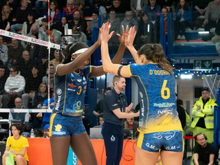 Le 'cinque' tra Malual e D'Odorico (foto di Christian Bosio)