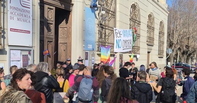 Proteste fuori dal salone dei Cavalieri di Pinerolo per l'evento vannacciano Proteste fuori dal salone dei Cavalieri di Pinerolo per l'evento vannacciano