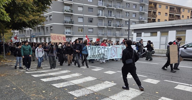 Scuola, pace e futuro: il corteo studentesco di Pinerolo