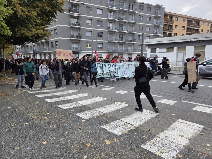 Scuola, pace e futuro: il corteo studentesco di Pinerolo
