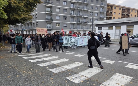 Scuola, pace e futuro: il corteo studentesco di Pinerolo