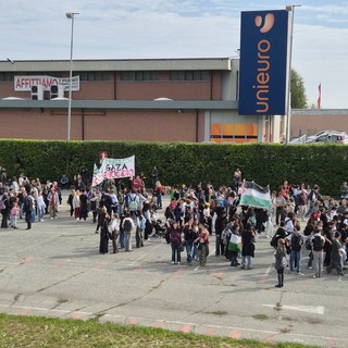 Un fiume di persone da piazza Facta al Carrefour di Pinerolo