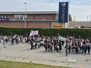 Un fiume di persone da piazza Facta al Carrefour di Pinerolo Un fiume di persone da piazza Facta al Carrefour di Pinerolo