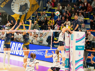 Németh contro il muro di Dodson e Davyskiba (foto di Christian Bosio)