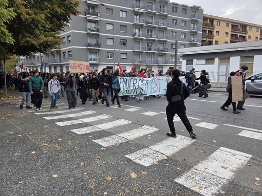 Scuola, pace e futuro: il corteo studentesco di Pinerolo Scuola, pace e futuro: il corteo studentesco di Pinerolo