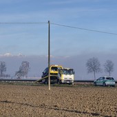 Sbanda per il fondo scivoloso e finisce contro il guard rail
