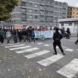 Scuola, pace e futuro: il corteo studentesco di Pinerolo