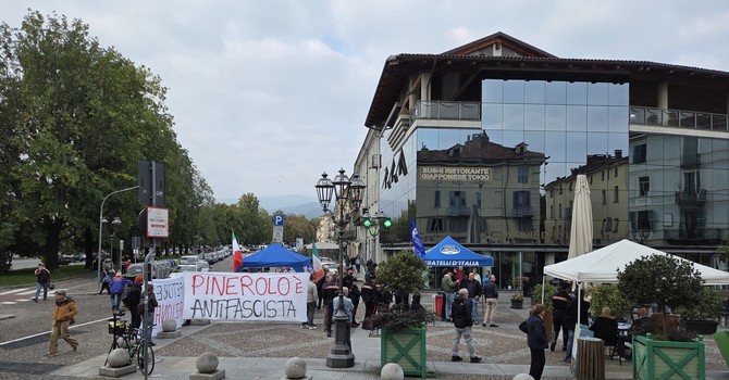 Gazebo dei vannacciani: in piazza Facta a Pinerolo la protesta