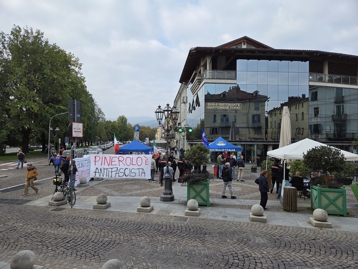 Gazebo dei vannacciani: in piazza Facta a Pinerolo la protesta