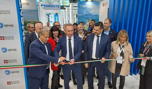 Il taglio de nastro al padiglione piemontese