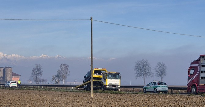 Sbanda per il fondo scivoloso e finisce contro il guard rail