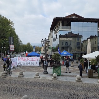 Gazebo dei vannacciani: in piazza Facta a Pinerolo la protesta