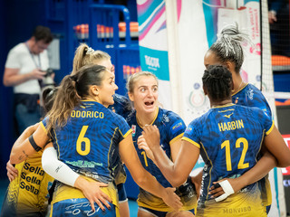 Le monvisine festeggiano un punto (foto di Christian Bosio)