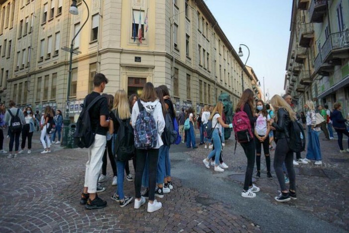 Studenti all'esterno di una scuola