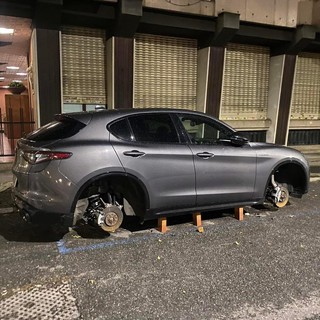 Foto di una Tonale depredata degli pneumatici