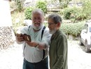 Edy Monnet (a destra), con un turista