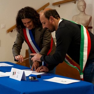 La firma del gemellaggio