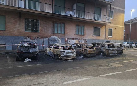 Incendio nella notte a Nichelino: cinque auto distrutte dalle fiamme [VIDEO]