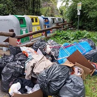 I rifiuti abbandonati all’ecopunto di località Giovo