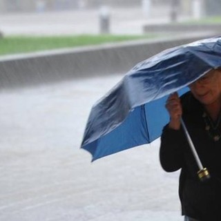 Uomo con ombrello e pioggia forte
