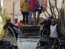 Davide Rivoira con i compagni di viaggio, a sinistra, sul tettuccio della Citroën dell’artista di Arles