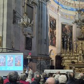 La conferenza per il ritorno della pala, con il quadro sullo sfondo