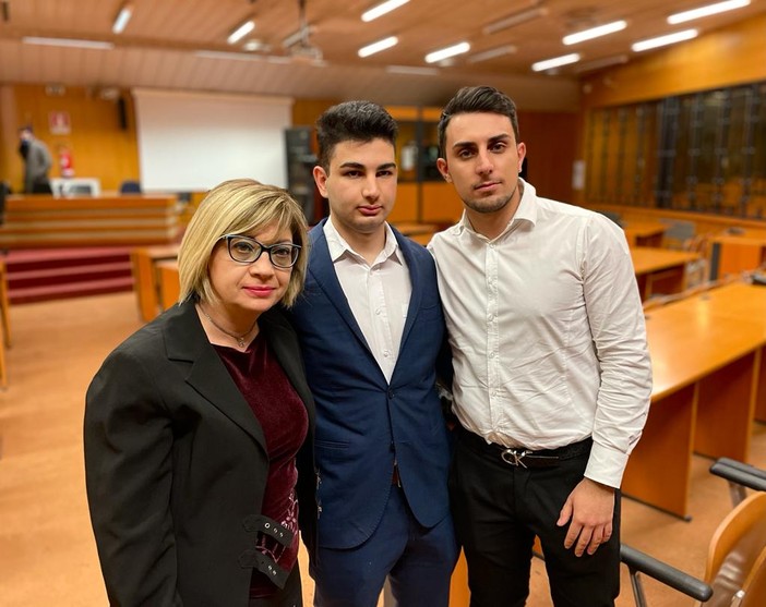 Alex con la mamma e il fratello maggiore Loris Alex con la mamma e il fratello maggiore Loris