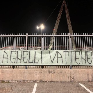 Crisi Juve, contestato il presidente Agnelli con striscioni fuori dallo Stadium: “Vattene”