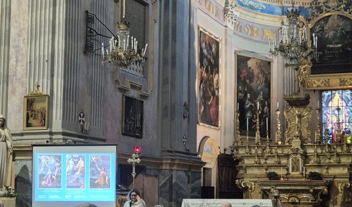 La conferenza per il ritorno della pala, con il quadro sullo sfondo La conferenza per il ritorno della pala, con il quadro sullo sfondo