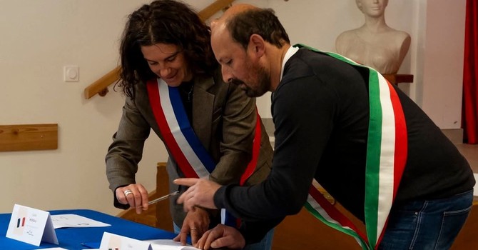 La firma del gemellaggio La firma del gemellaggio