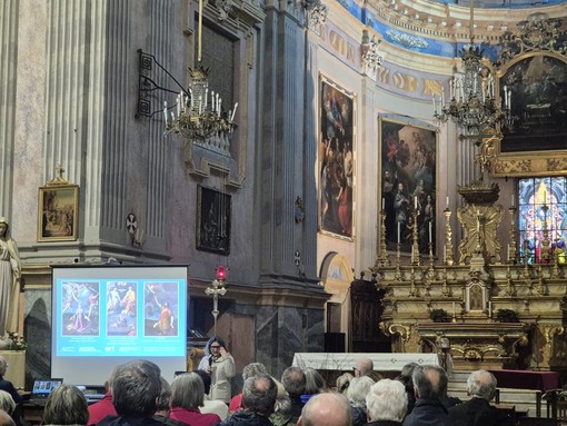 La conferenza per il ritorno della pala, con il quadro sullo sfondo